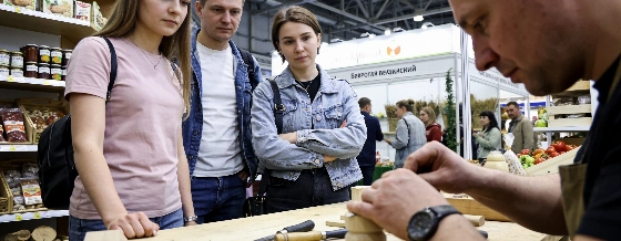 Радий Хабиров заглянул на "Патрики-маркет": ремесло на виду, продукты - с рук © pomogator.travel