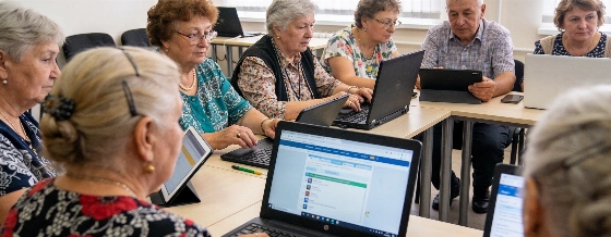 Пенсионеры Саратовской области освоили нейросети и цифровые курсы на проекте "ДОЛГОлетние встречи-2026" © pomogator.travel
